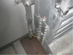 電纜橋架內外一定要焊接扁鋼接地？